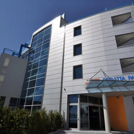 מלון Regata Palace 4*