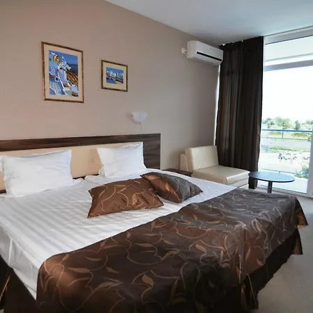 מלון Regata Palace 4*